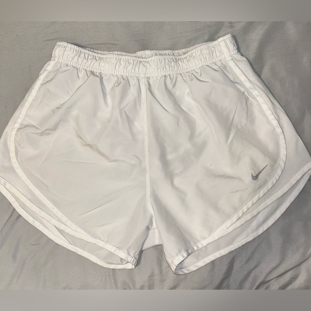 White Nike shorts M